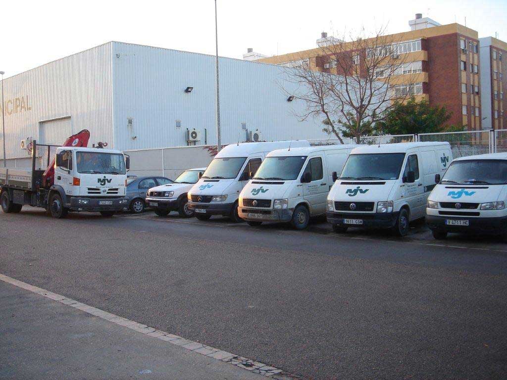 Unidades móviles de MJV y camión pluma
